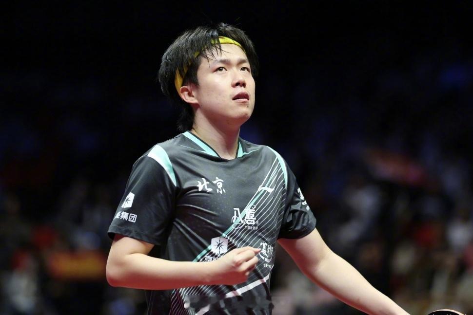 第十五届全运会乒乓球男单铜牌赛，第二局，王楚钦11-8袁励岑，大比分2-0领先！