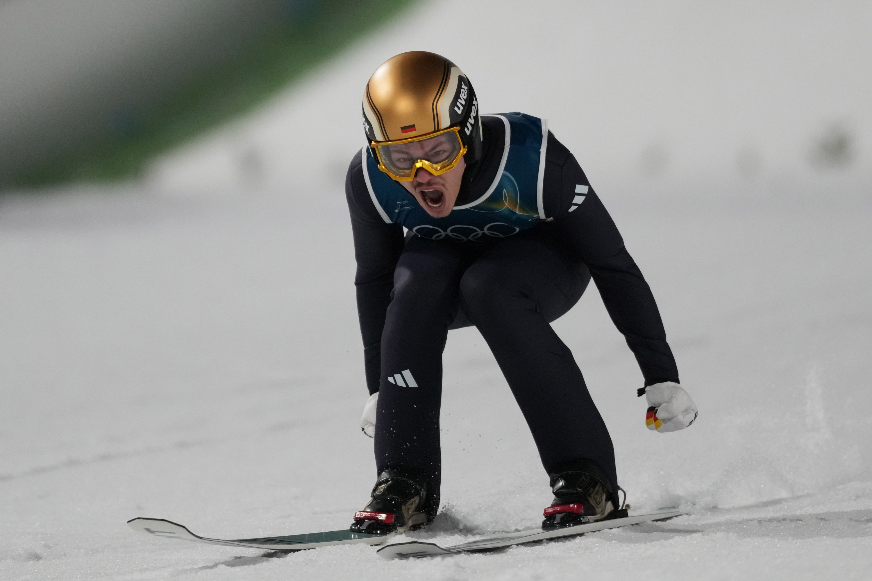 【跳台滑雪冠军竟“恐高”？】#冬奥会跳台滑雪冠军也会恐高# 据德国《明镜》周刊网