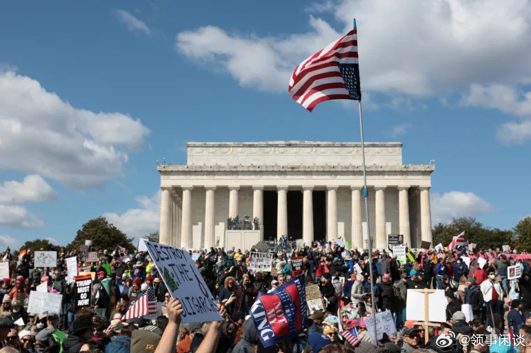 【照片：全美各地爆发“反对国王”抗议活动】[美媒的图片还没这么全。口号太还委婉了