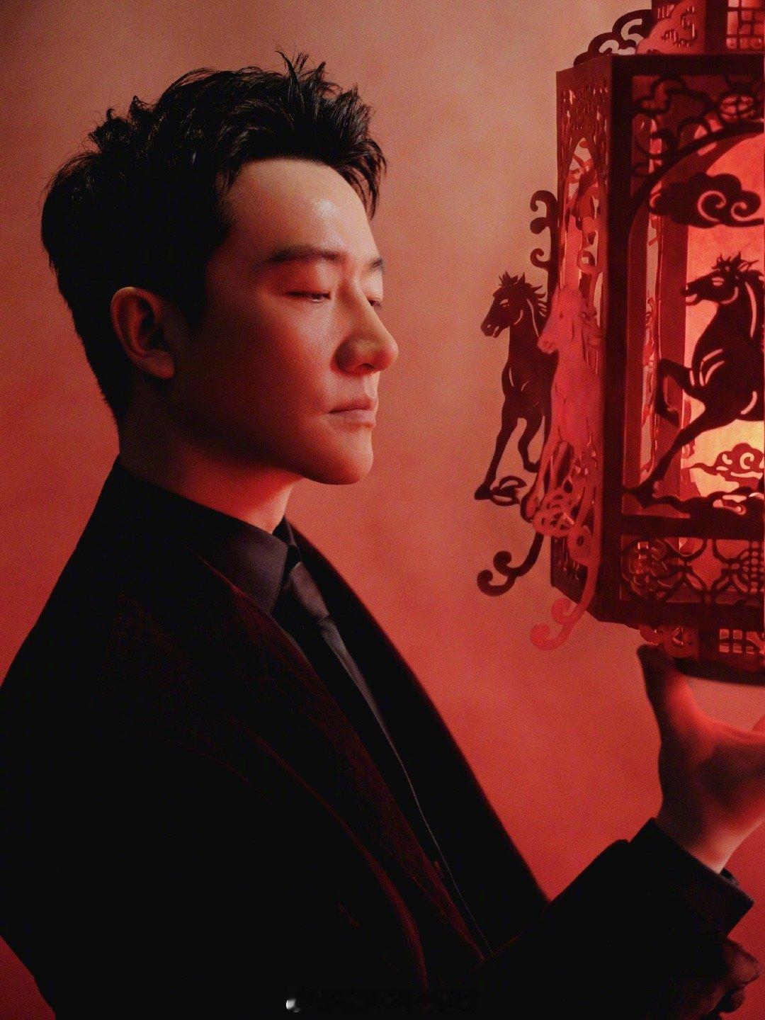 黄轩 今天是酒红色 黄轩这身酒红色造型太惊艳了！复古丝绒质感满满，矜贵大气，喜庆