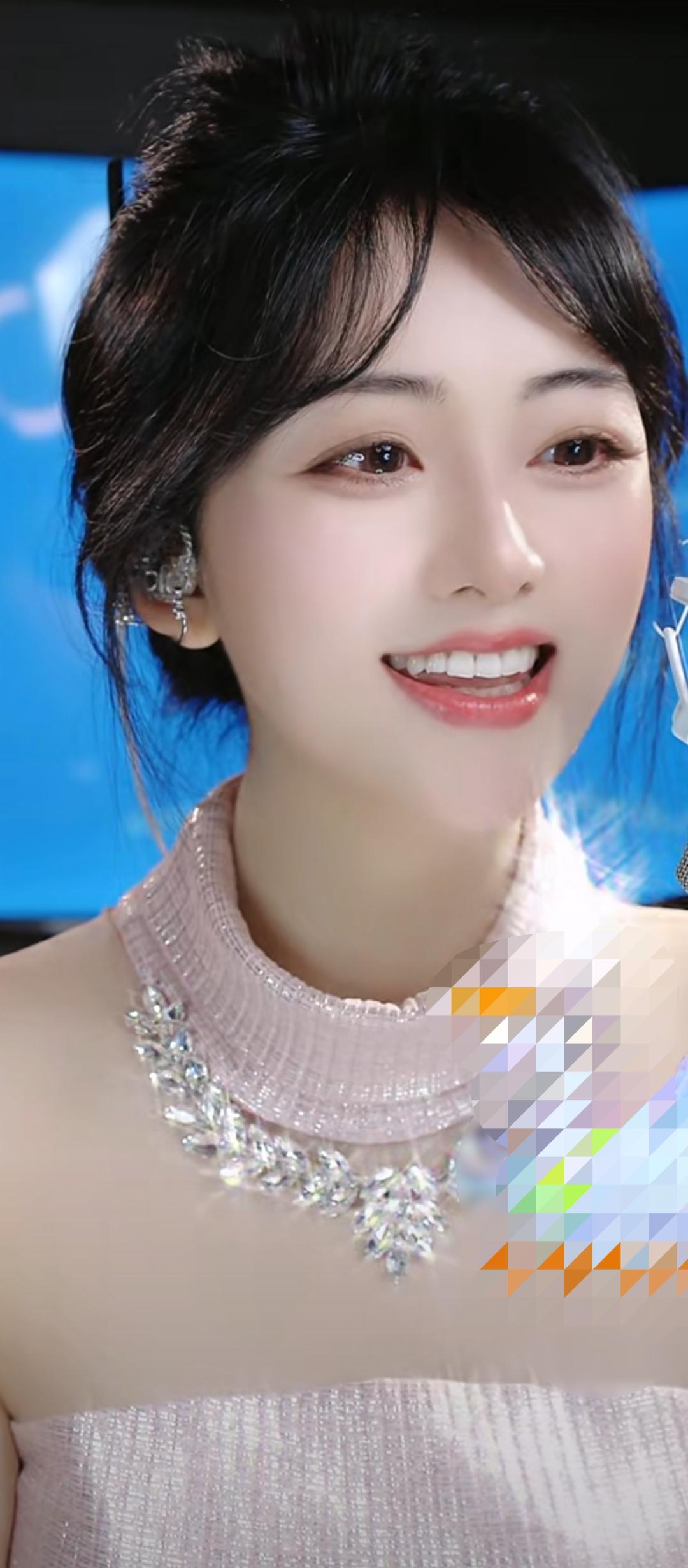 笑语盈盈暗香来，玉人何处立。