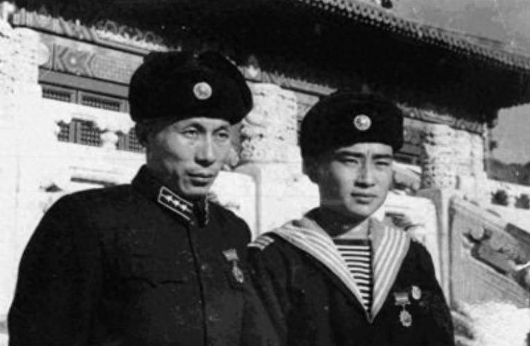 两人搭档时资历悬殊，政委非常佩服司令善于指挥作战，并自认为在海军战斗能力一流！
