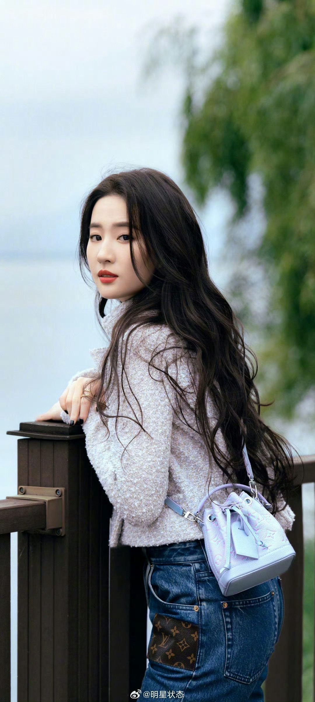 刘亦菲 侧脸 户外 高清壁纸。 ​​​