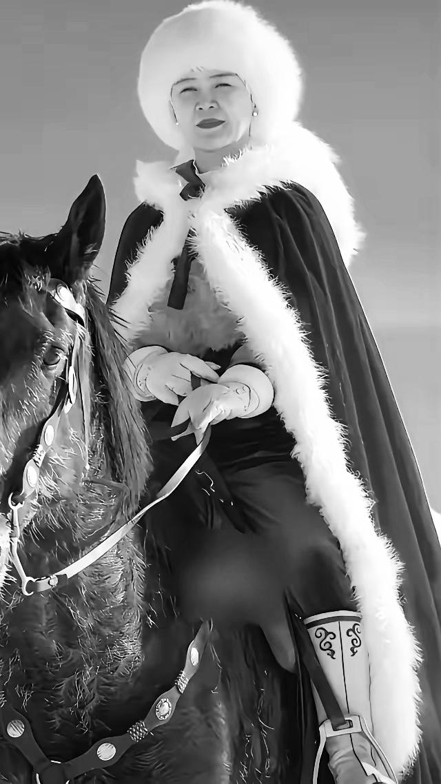 [可怜][可怜][可怜]贺娇龙同志不幸坠马，抢救了一两天，还是不幸去世[叹气]从