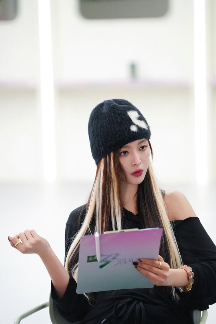 吴宣仪这一身全黑搭配很酷炫，再加上一双橙色板鞋。展现出了别样的潮流范，这身打扮让