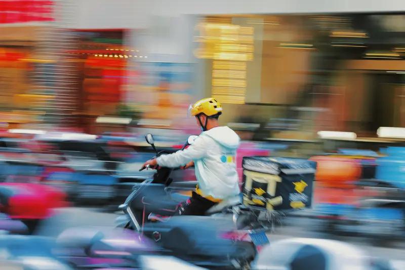 12月3日河南南阳，骑手着急修车骑车径直冲进店内，玻璃门毫发无损，门后的老板被“