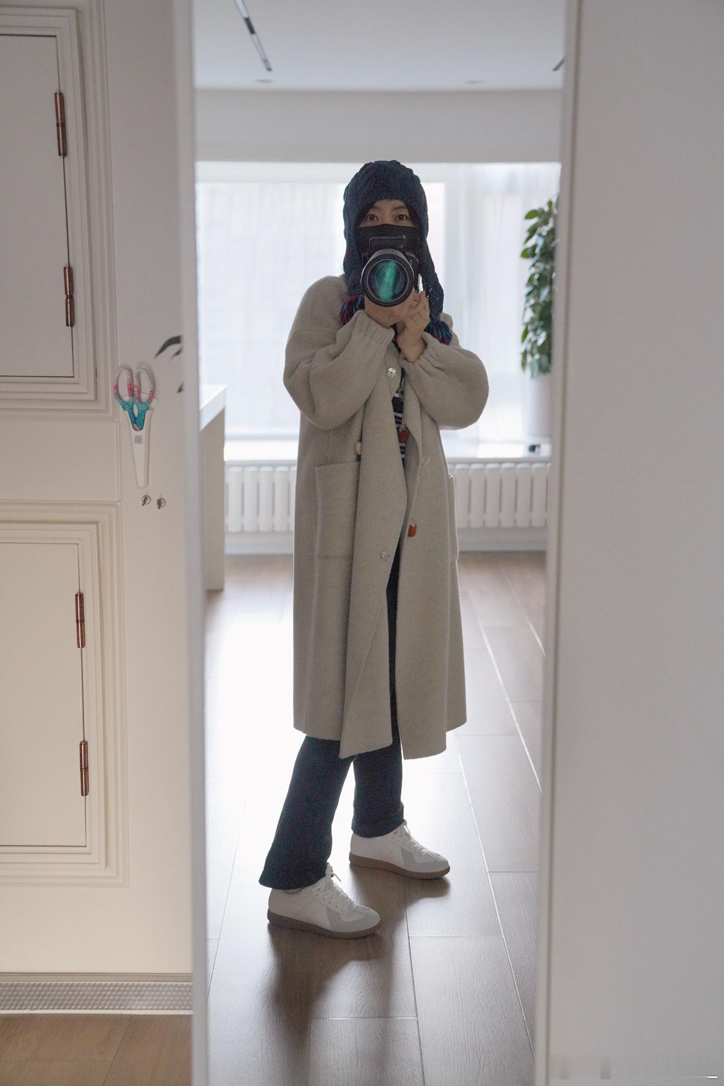 很百搭的鞋子~裤装、裙装都可以~虽然内增高，但鞋底柔软有弹性，足弓也有支撑感，穿