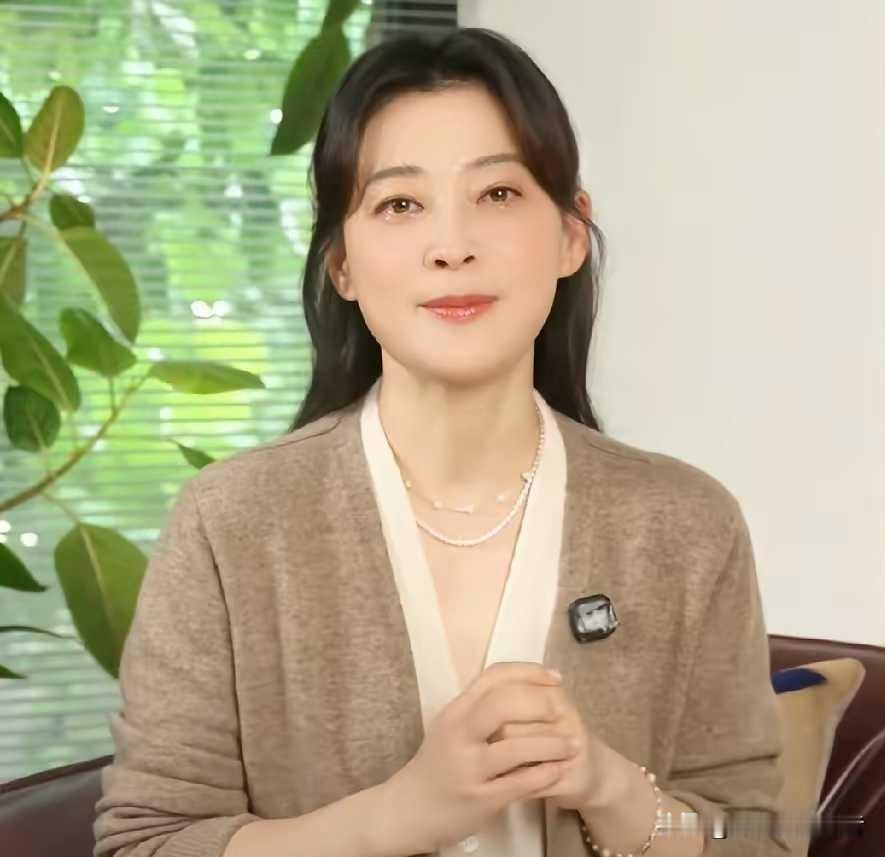 梅婷竟然也差钱，直播带货，谁相信大明星能用9.9元的东西，太不真实了。
梅婷这样