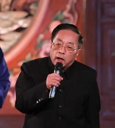 高英培带着一众高徒，来到东北进行表演，三天时间将会连续演出三场，第一场他与范振钰
