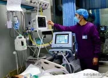 新冠疫情之初集中爆发，导致各种医疗资源都不够用，很多国家都是一片混乱。
甚至，在