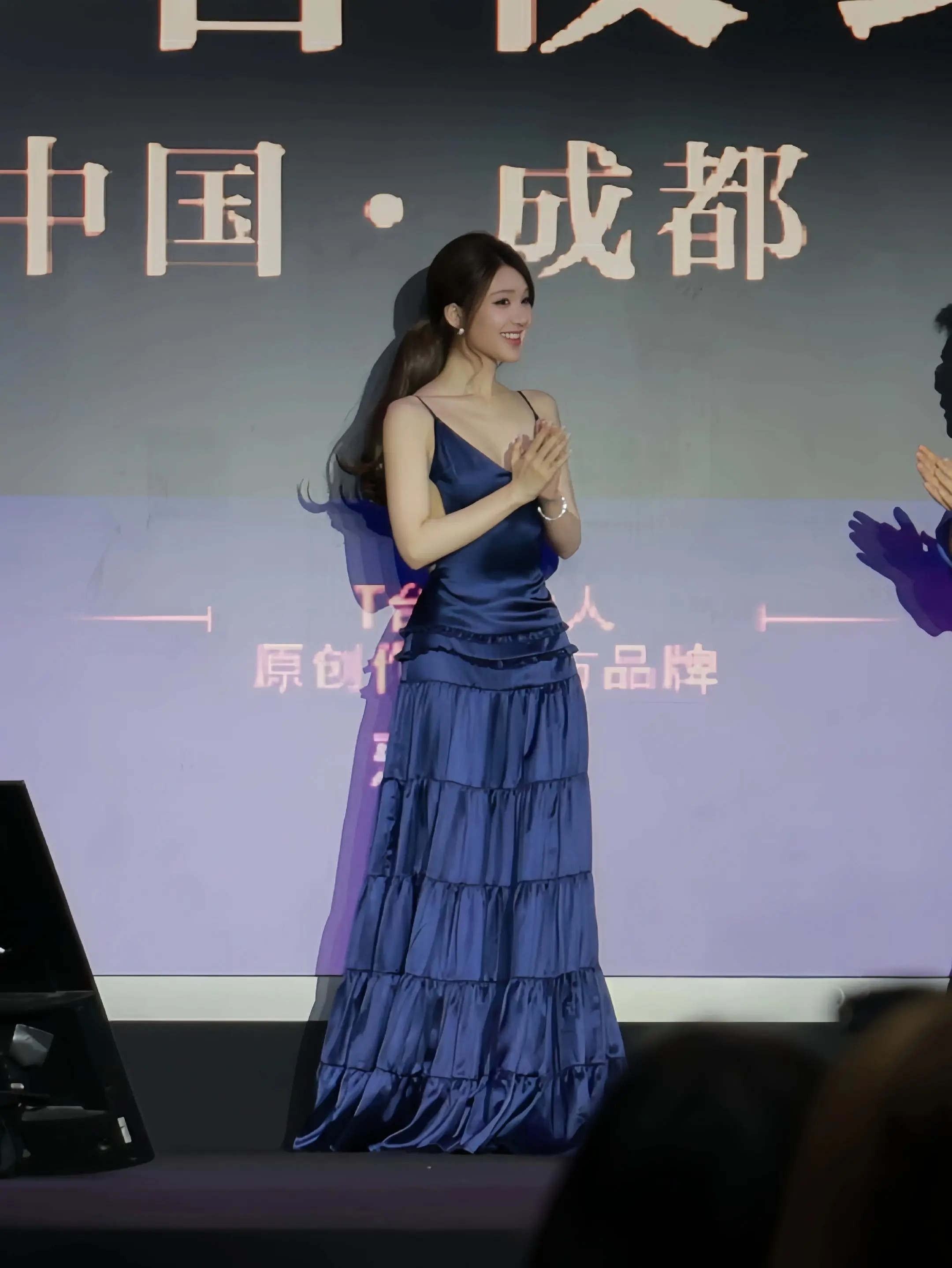 闺蜜今天美爆了 蓝色真的好适合她