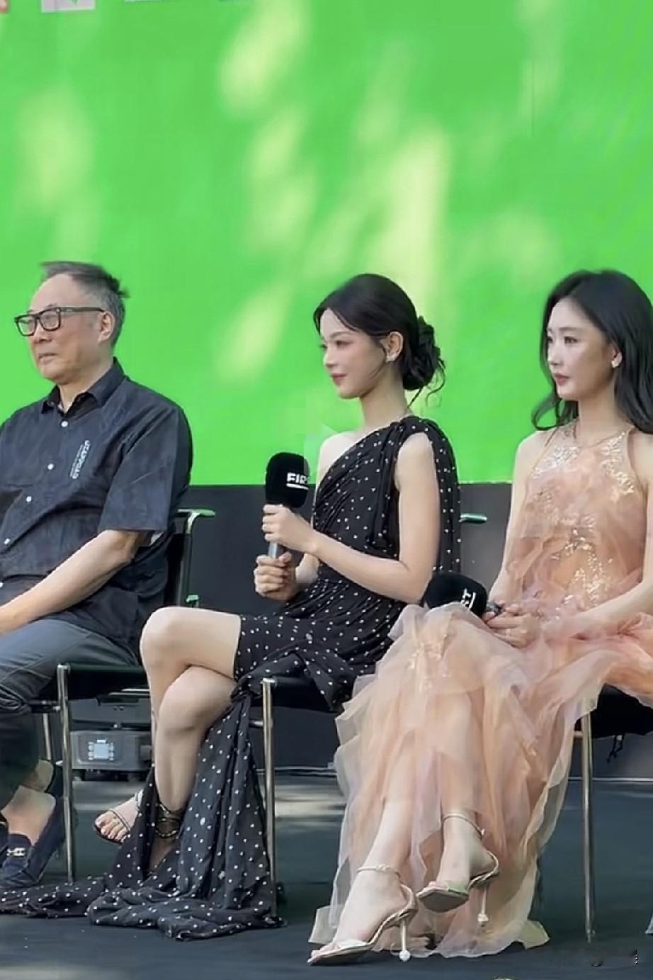 杨超越斜肩黑白点裙