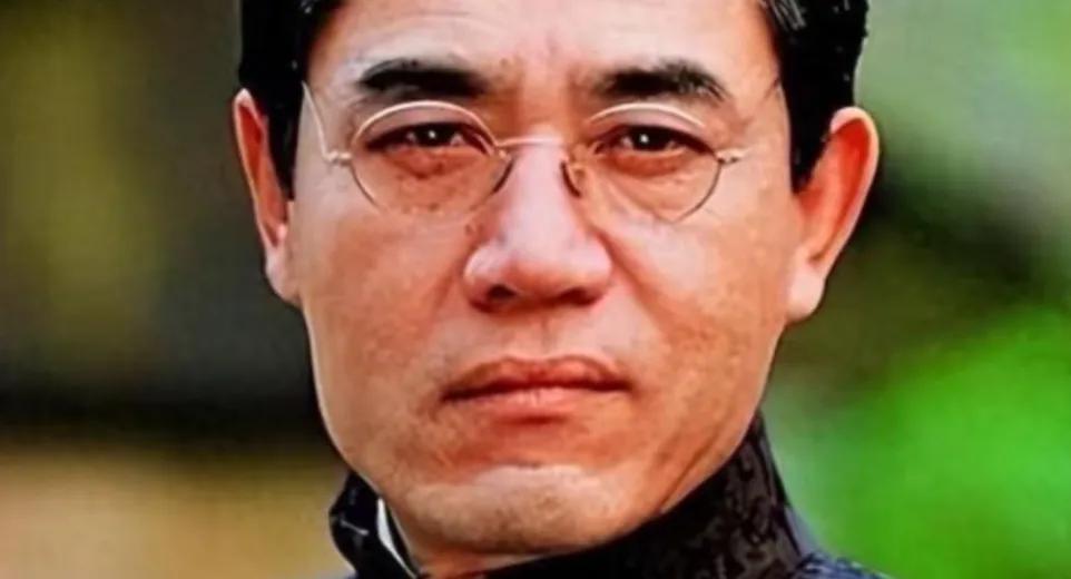 69岁陈宝国近况令人揪心！2025年多次公开亮相时，他身形消瘦、脖子缩短，走路右