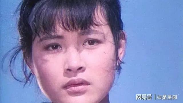 陈冲与张瑜是八零年同时代的影视明星，在当时所演的电影都并驾齐驱的受欢迎，但我认为