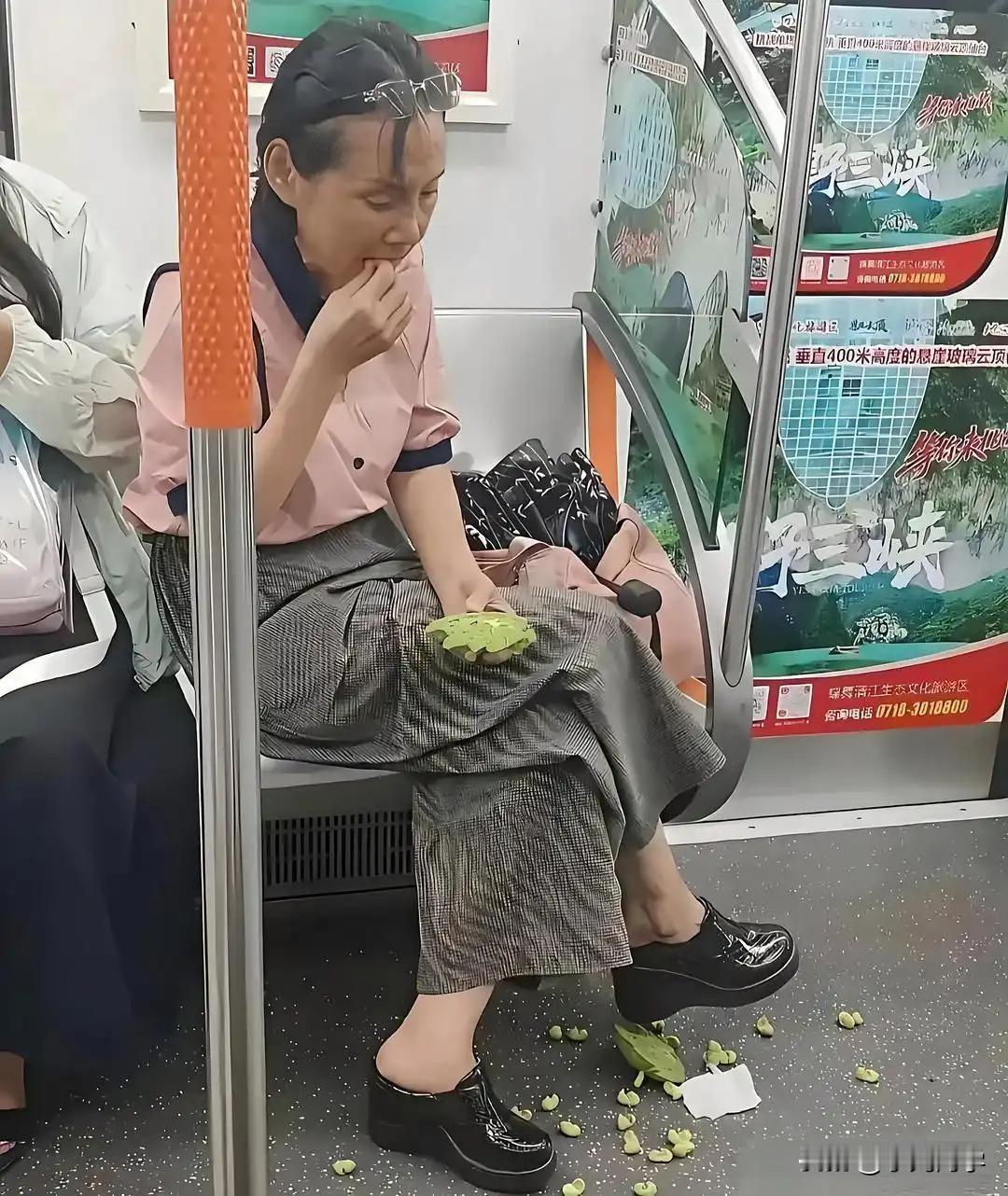 公共场合的公德心去哪了？武汉大妈地铁剥莲蓬乱丢，地上一片狼藉，她吃得坦然，旁人忍