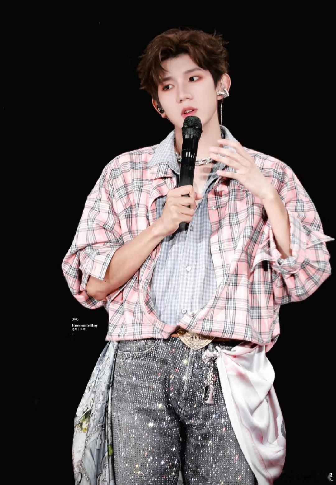 王源谢谢小王的坚持王源谢谢自己的坚持从气场王总到软乎乎小王，王源温柔和粉丝互动，