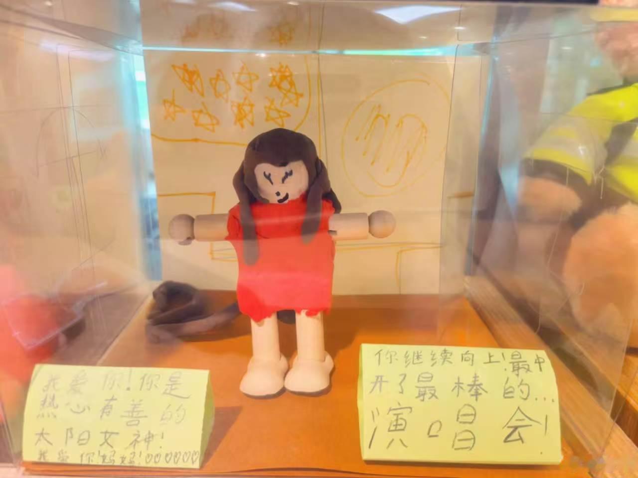 谢娜晒跳跳的泥人作品谢娜是跳跳心目中的英雄 贴心小棉袄～ 