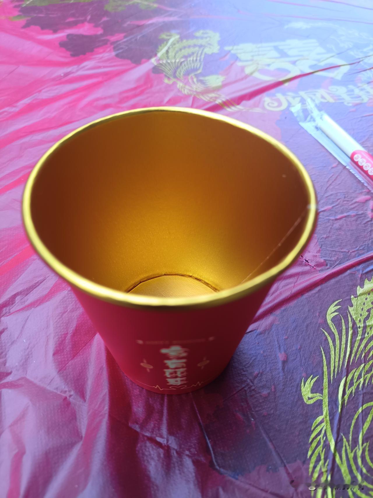 有家孩子结婚摆了八十多桌，整条街都摆满了，亲戚朋友和邻居们都来帮忙捧场，场面很热