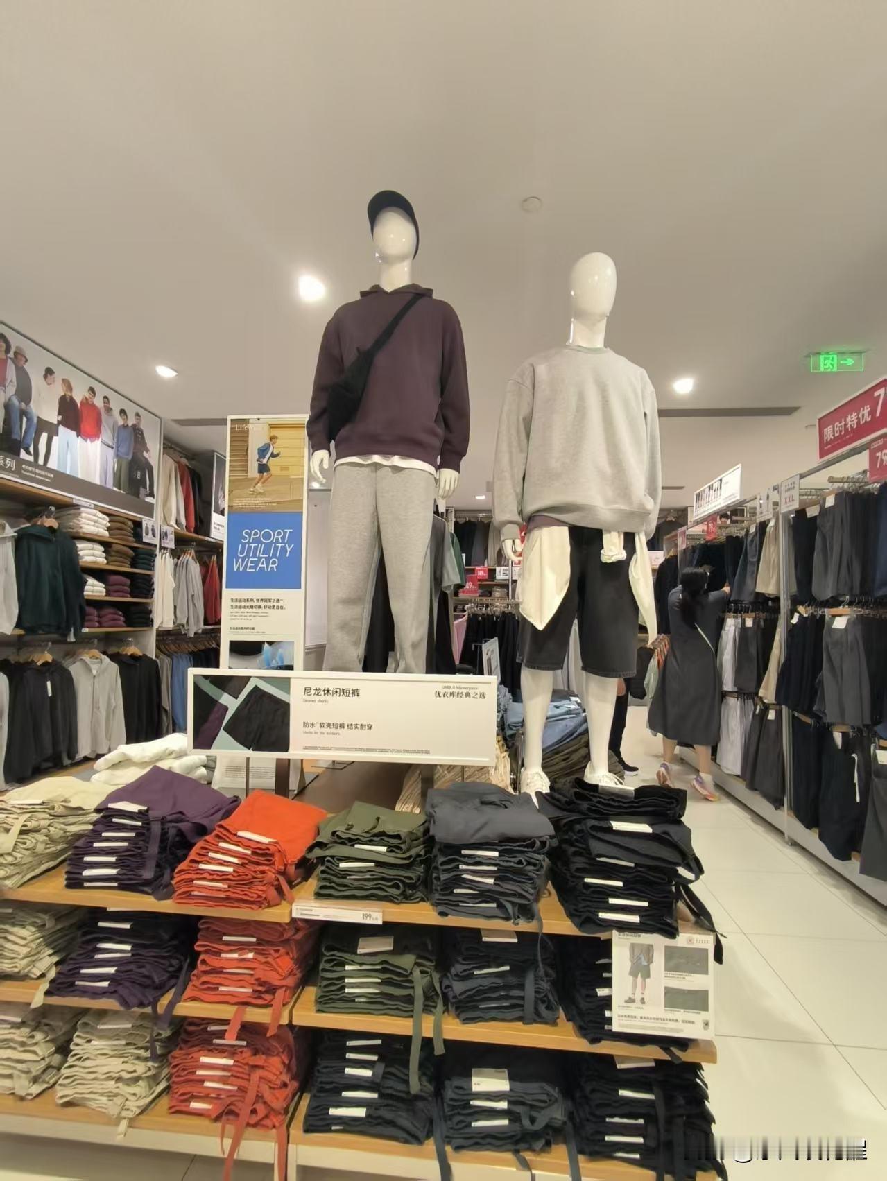 进入秋季，夏季服装也开始促销了，商场里的优衣库，店里的服装柜架上，已换上了秋季服