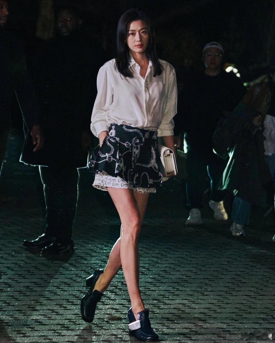 全智贤 🖤 伦敦看秀之行，冻龄美人 ​​​
