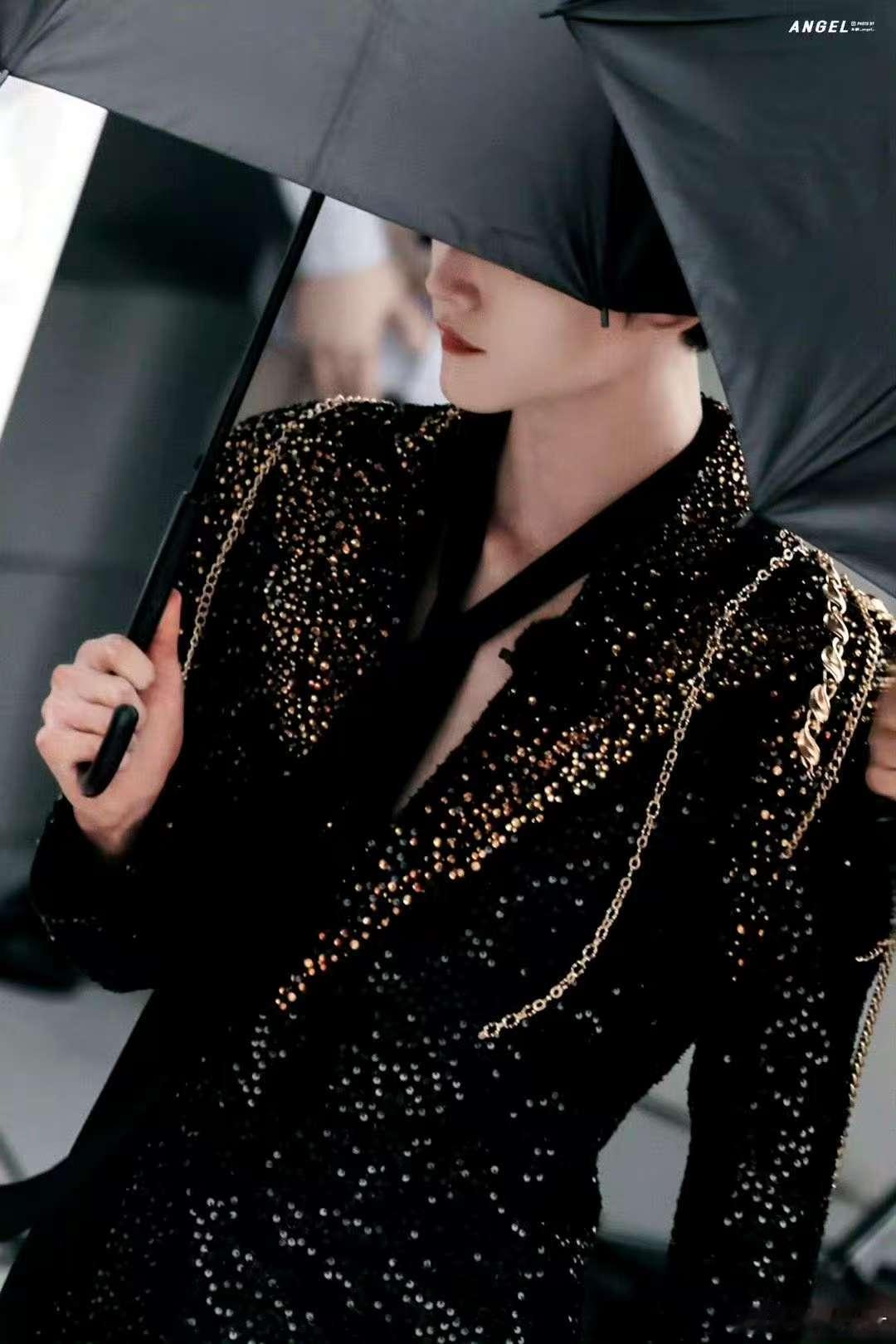 周柯宇帅得很权威  周柯宇穿白色运动服撑伞的路透，清新又帅气，干净少年感扑面而来