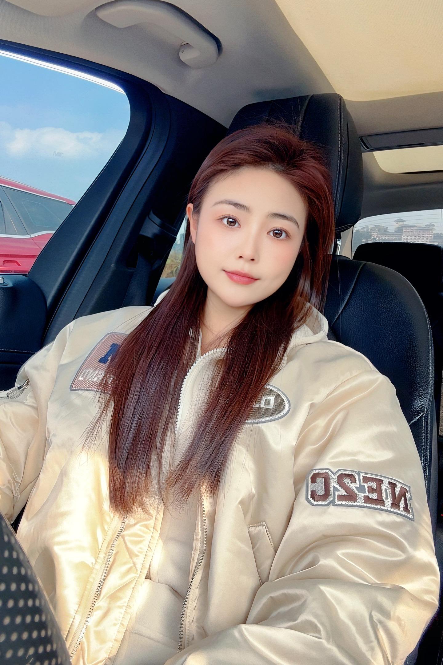 人总是喜欢没有拥有的东西，长发怀念短发，冬天期待夏天