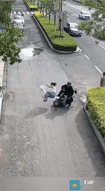 别拿“他不敢撞我”赌命！头盔救了她一命
 
监控拍下的画面太揪心！行人横穿马路全