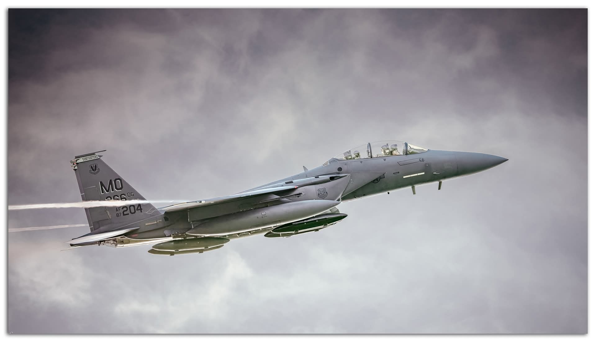 外挂了四个行李吊舱的MD二等人F-15E ​​​