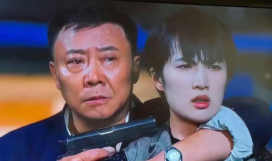 难道这电视机是坏了吗？感觉是两个不同世界的人 ​​​