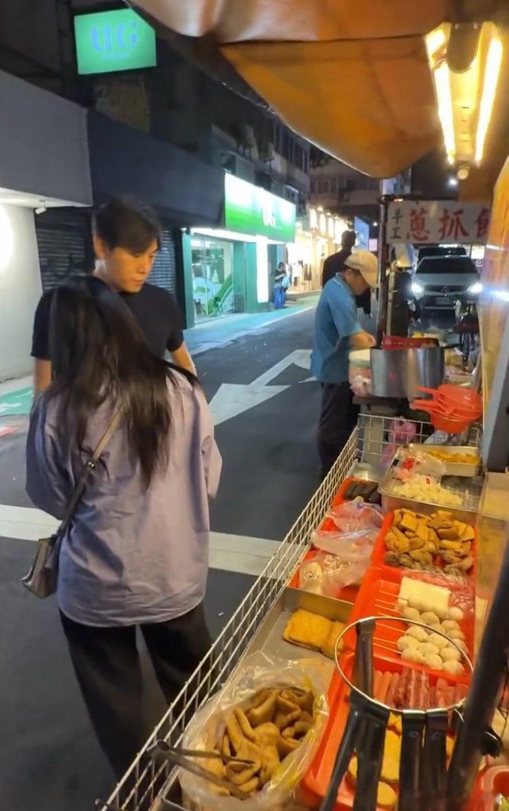 伊能静秦昊在路边买小吃被偶遇，夫妻俩打扮低调，特别亲和，伊能静发质真好，路人镜头