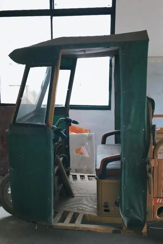 近日河南高温，一女子骑行封闭式电动三轮车后立即充电，手指被烧黑！提醒:高温天，电