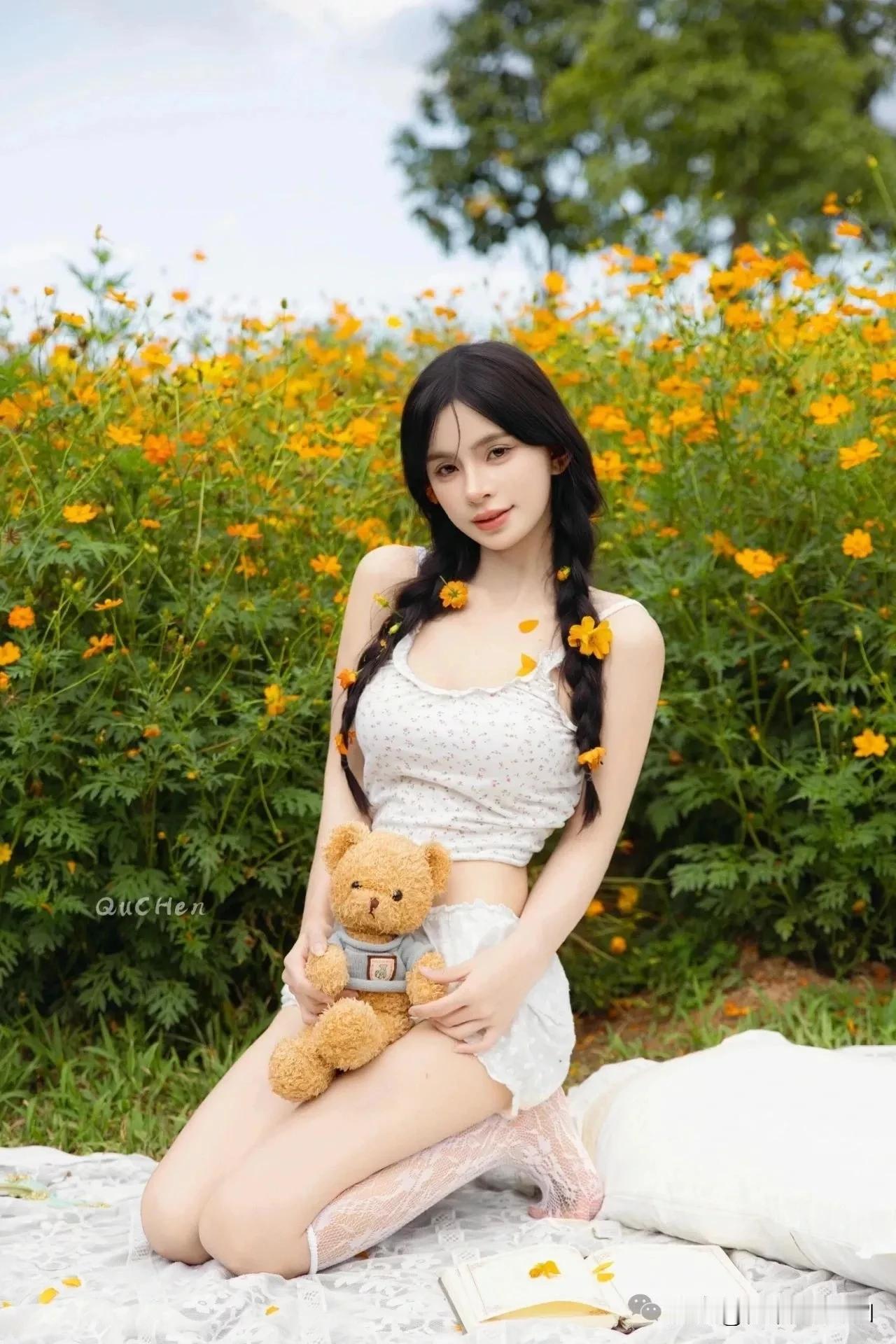 花间美人坐，怀中抱小熊。