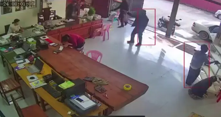 抬枪进入！缅甸大其力，一名女子被蒙面绑匪从强行掳走，视频曝光