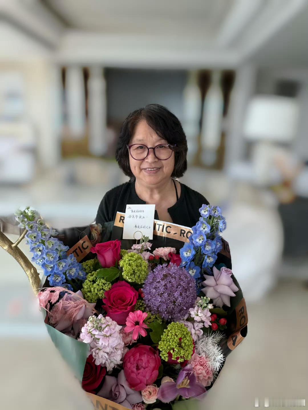 黄晓明给妈妈送花黄晓明母亲节给妈妈送祝福黄晓明母亲节给妈妈送祝福，幸福，[aws