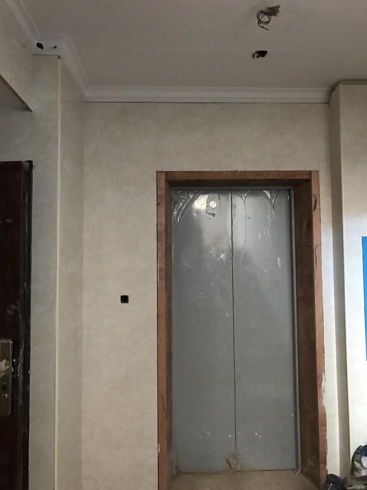 今天下楼，刚出电梯门，一个小伙子迎了上来，他问道：“你的是万能卡吗？”我说：“怎