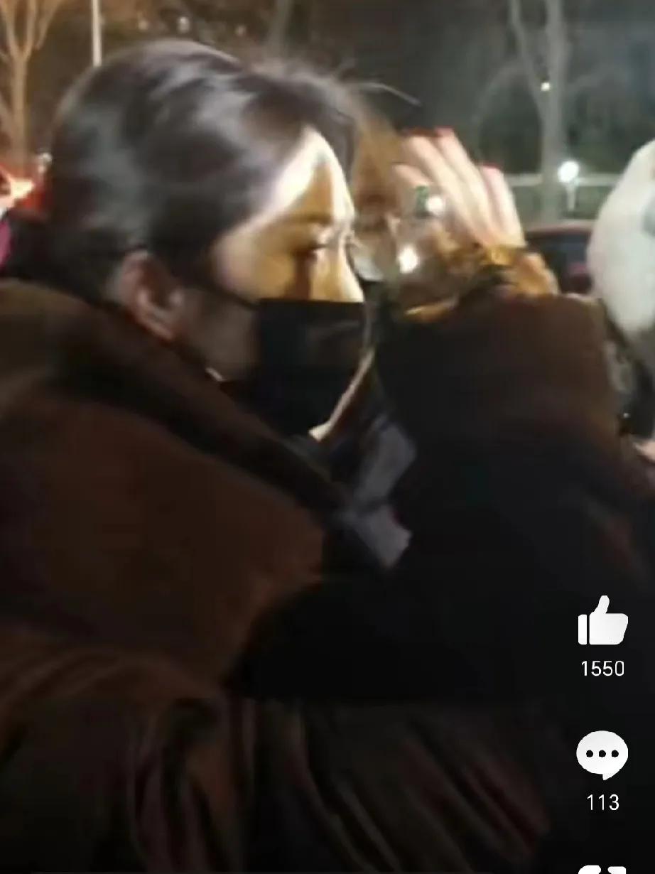 杨幂，突发！

1月15日晚上，杨幂登上热搜，因为她遇见一件突发事件，走着走着被