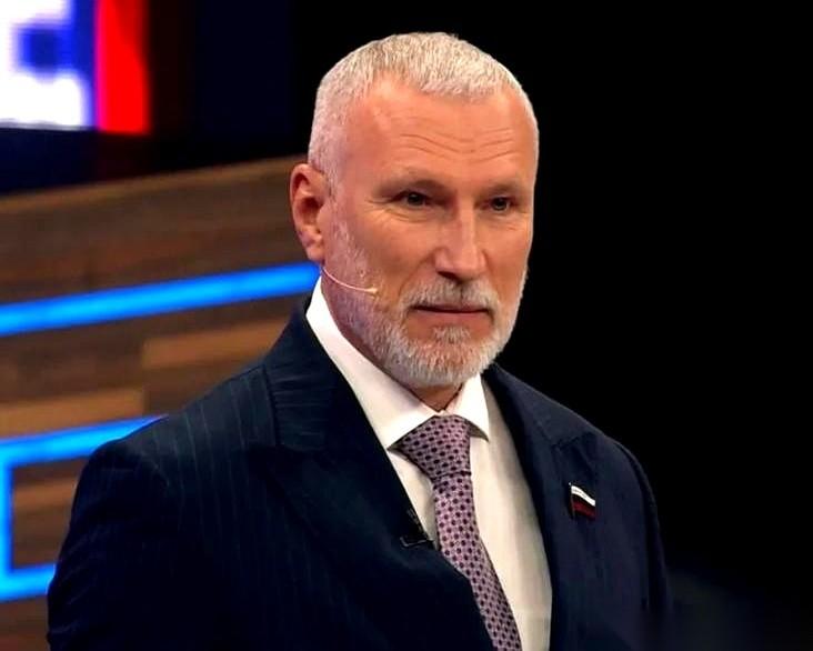 一名俄罗斯国家杜马议员，国防委员会的第一副主席，直接把话挑明了：要求政府对美国动