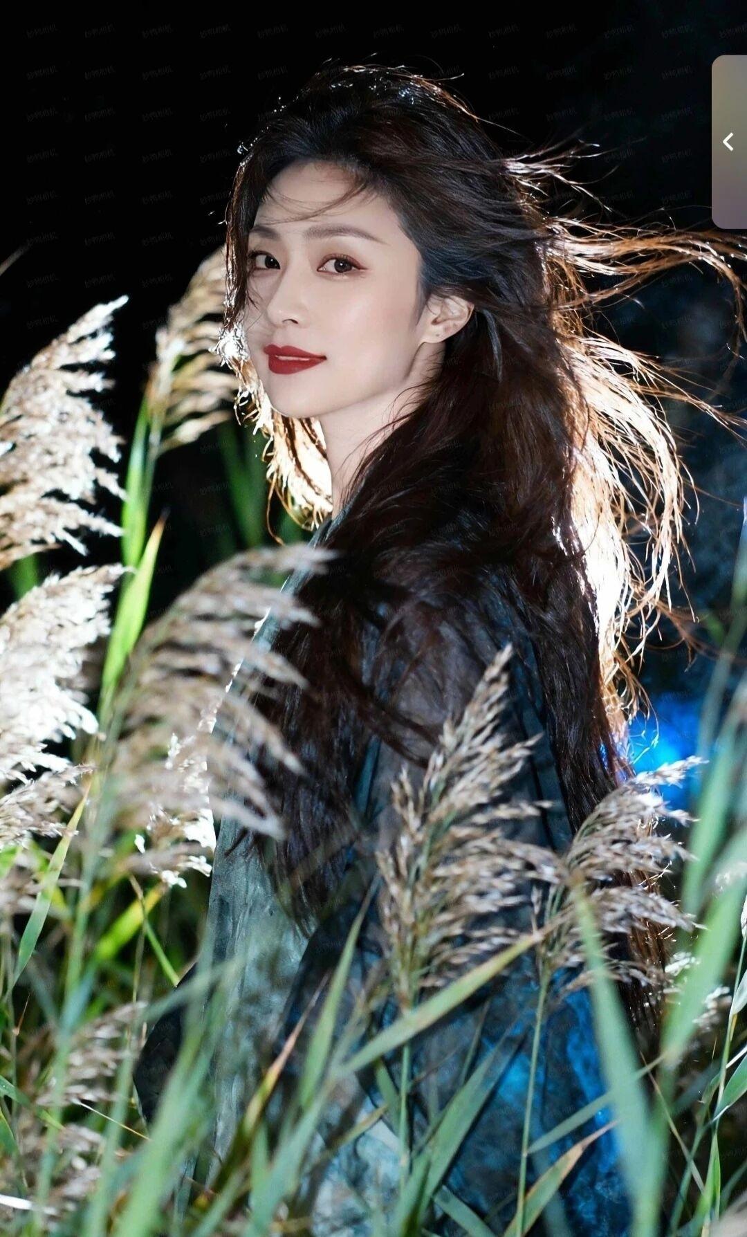 夜晚的微风中，长发飘逸的她，置身于梦幻的草丛中，仿佛童话里的仙子。晒图笔记大赛 