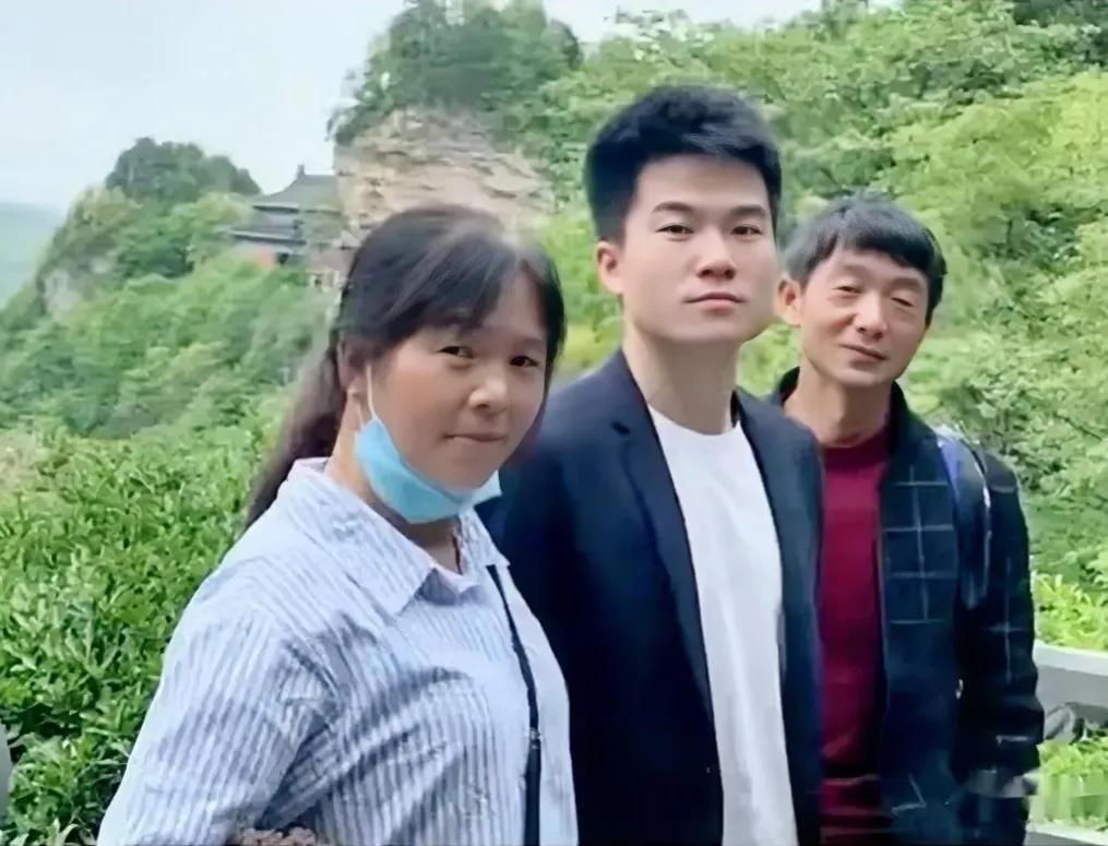 董宇辉带父母旅游时与父母的合影，多么温馨而又善良朴实的一家人。

从长相看，董宇