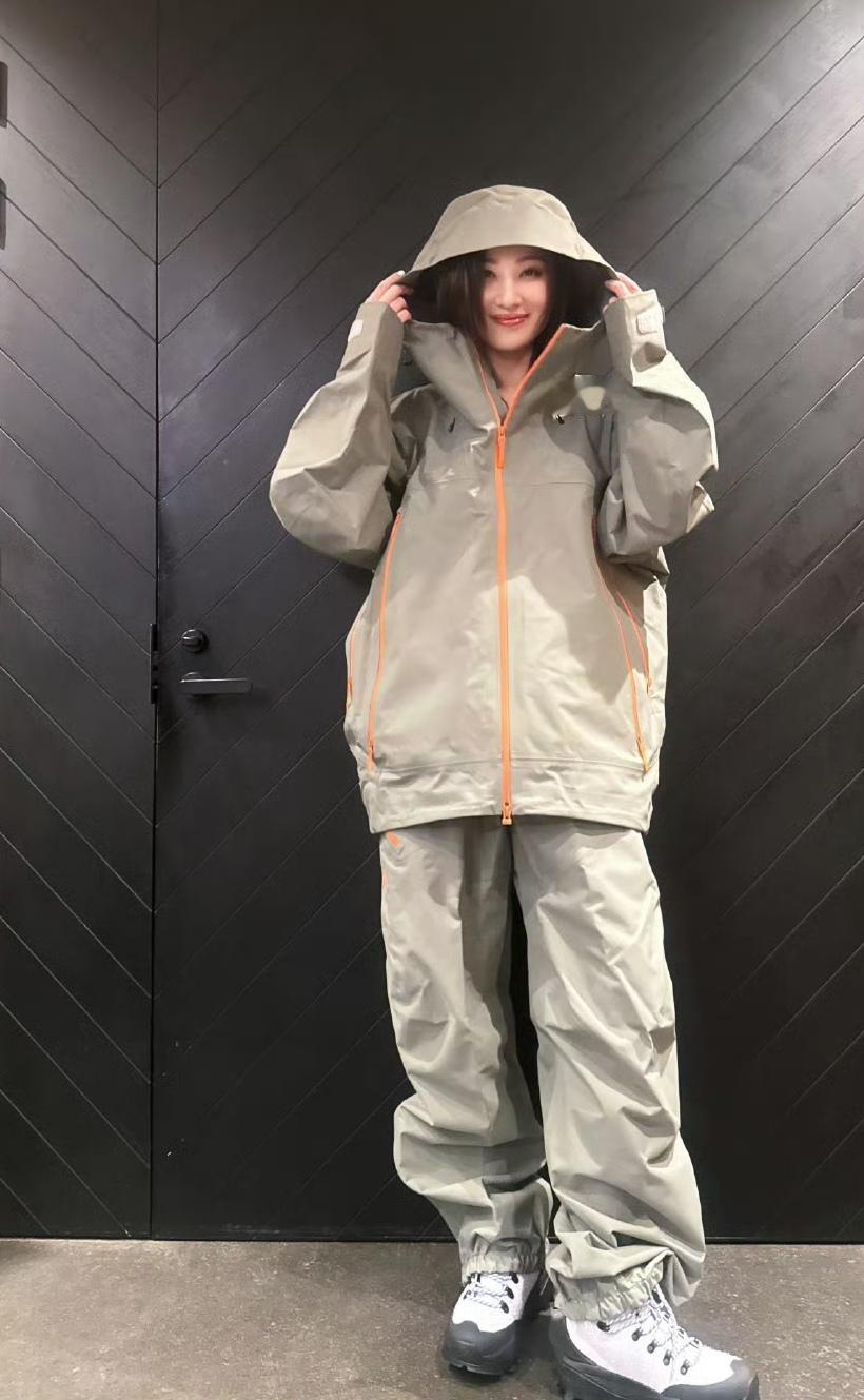 哇！郑希怡穿冲锋衣套装真好看！

一眼看去潮范十足，而且充满了运动感，有活力又减