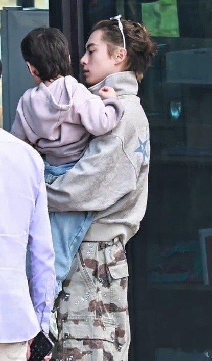 王鹤棣王鹤棣亲爱的客栈抱娃路透亲爱的客栈王鹤棣抱娃路透太圈粉！休闲运动装，利落软