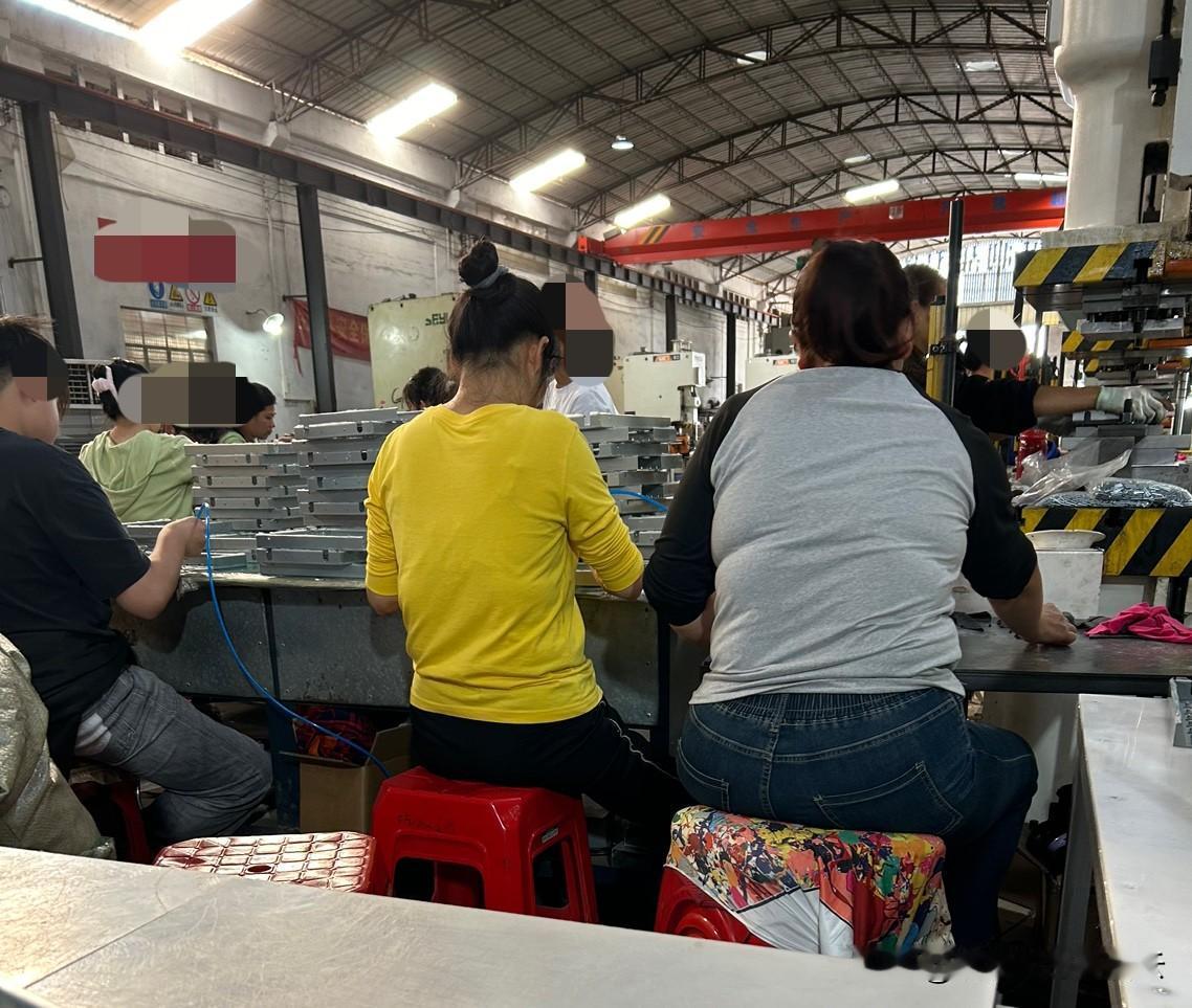 中年人不好混啊！怎么说呢？

你会发现现在工厂里面很多都是打零工的中年妇女，
