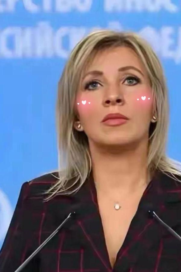 俄罗斯走了一步让所有人都没想到的棋。它没有搞军事演习，也没放狠话，而是做了一件看