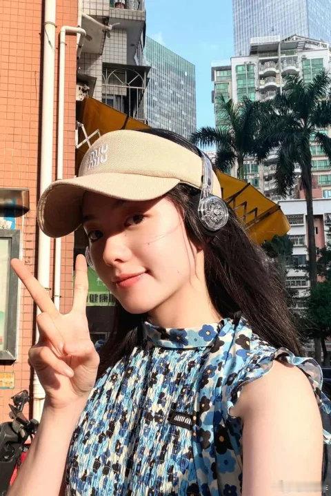 刘浩存路边听歌谁懂啊！差点就看到刘浩存正脸了哈哈哈！刘浩存收工后路边听歌孩子收工