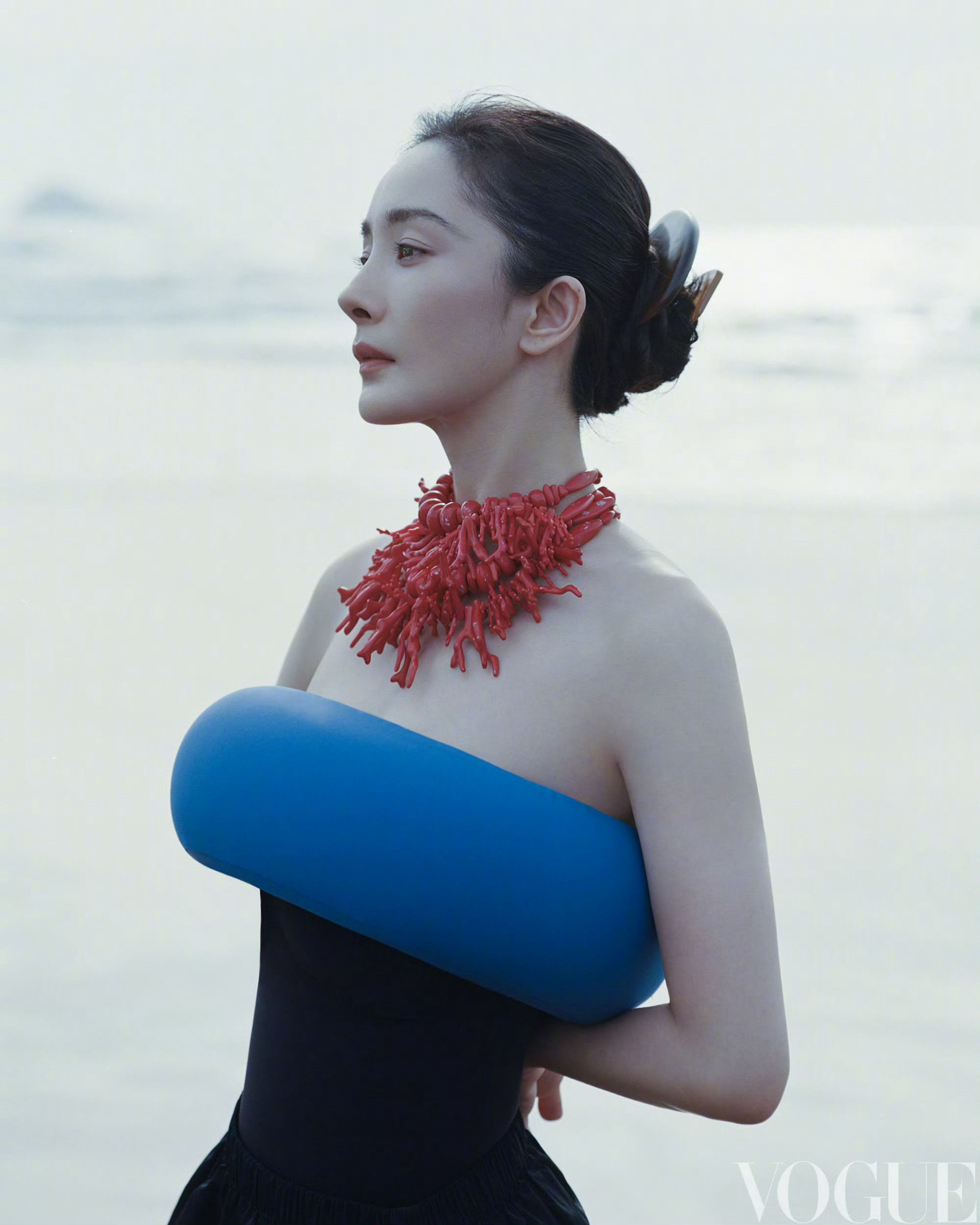 不是杨幂新杂志的衣服好辣眼啊，丑到不行（对杨幂无意见）游泳圈带胸上了，本来很好看