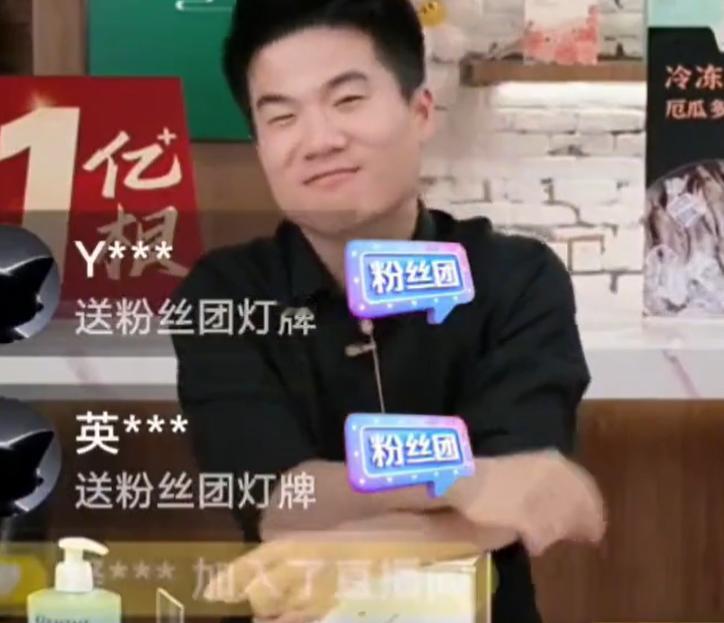 笑死了，董宇辉在卖一瓶洗发水时，被洗发水的价格惊呆了，导演让他赶紧闭嘴，网友：厂