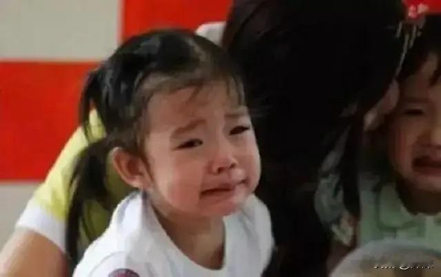 3岁女儿放学回家，紧扯裤子说“不能尿尿”，宝妈脱下裤子后气哭

女儿放学时满脸惊