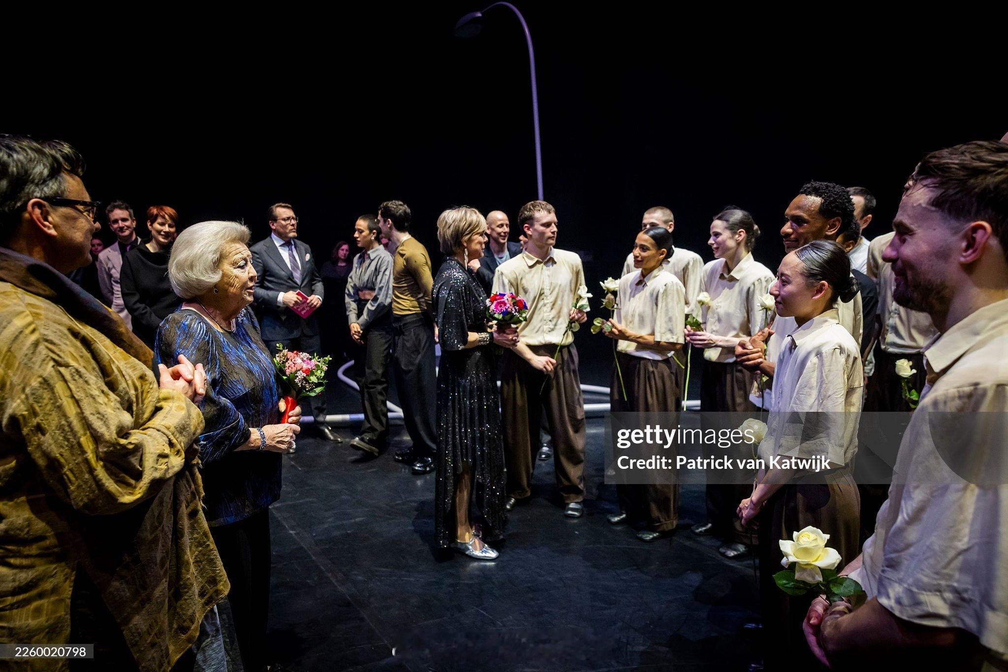 2.4 荷兰前女王碧翠丝和三王子康斯坦丁夫妇出席2026年荷兰舞蹈节的开幕式 