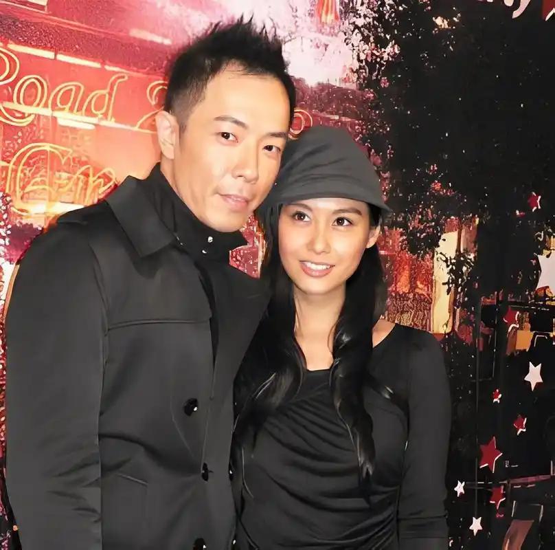 1999年，黄贯中表白朱茵，朱茵同意了，但她提出一个要求：“只谈恋爱，不同房！”