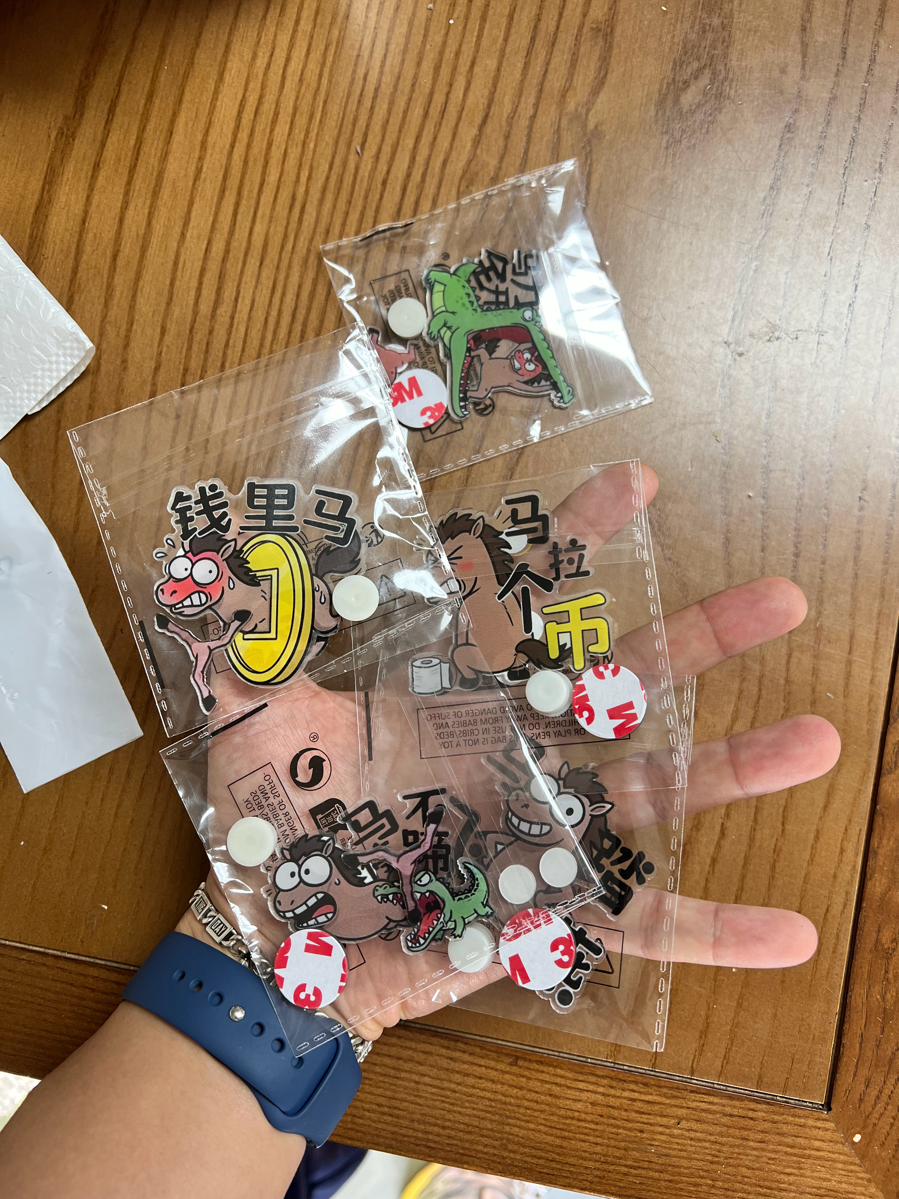 难以形容的购物体验刷短视频时候看到几个冰箱贴，觉得挺好玩，5个100块，我就买了